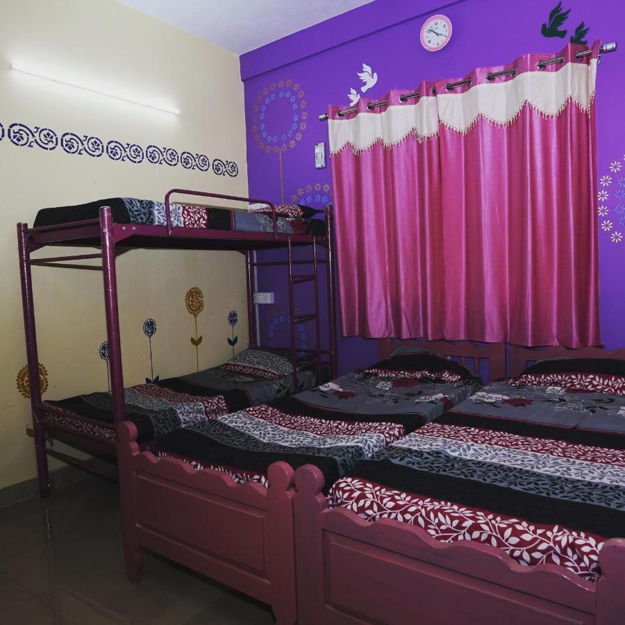 Easvari Grand Pg For Women - Female Only Vandrerhjem Chennai Eksteriør bilde